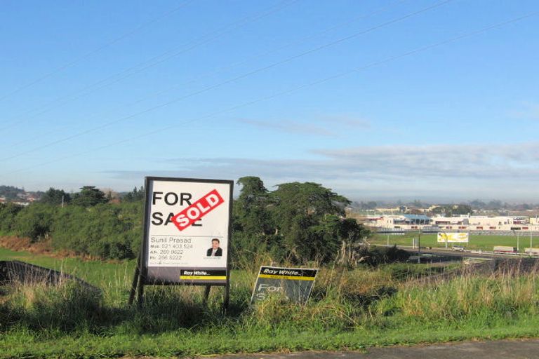 Photo of property in 40 Fairchild Avenue, Goodwood Heights, Auckland, 2105