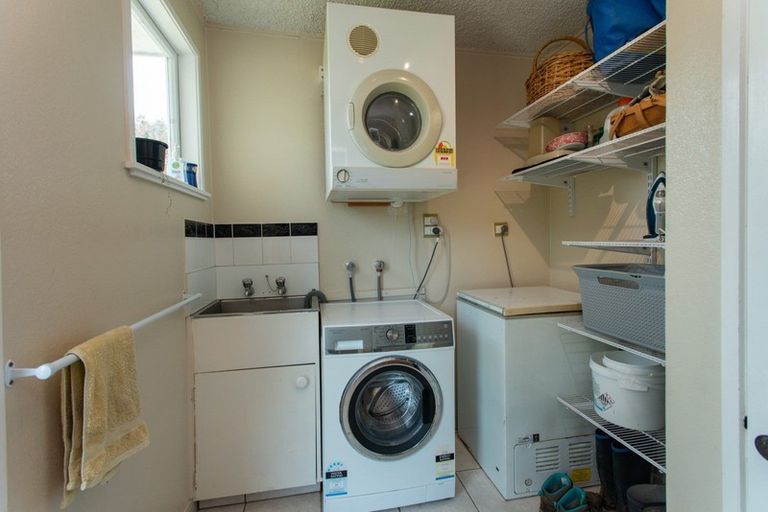 Photo of property in 20 Deakin Place, Clive, 4102