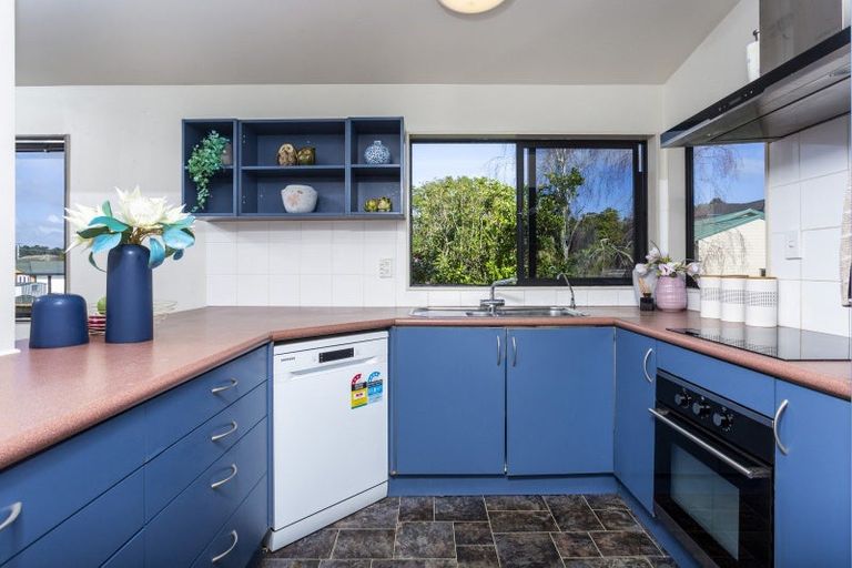 Photo of property in 6 Tokay Place, Huapai, Kumeu, 0810