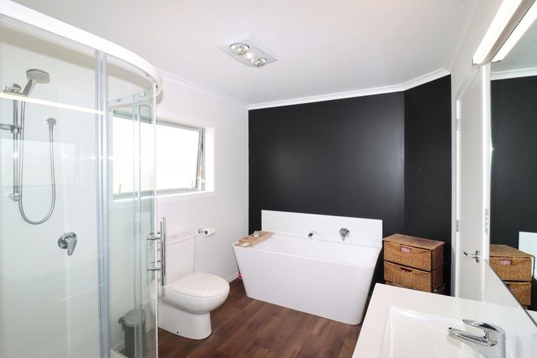 Photo of property in 1 Routhan Way, Carterton, 5713