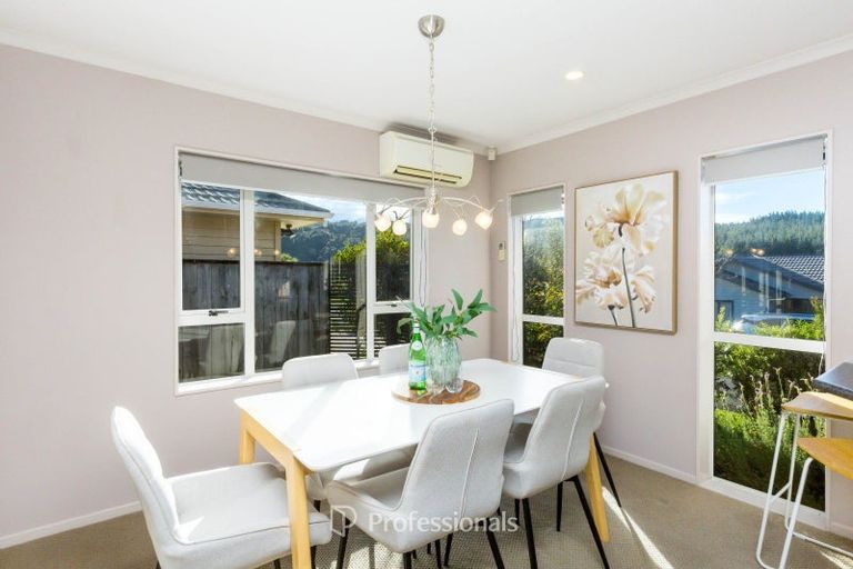 Photo of property in 10 Mcewen Crescent, Riverstone Terraces, Upper Hutt, 5018