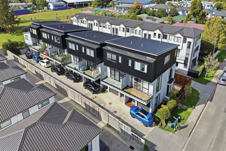 Photo of property in 2/19 Kingdale Road, Henderson, Auckland, 0610