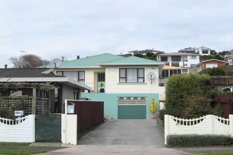 Photo of property in 3 Moulton Street, Moturoa, New Plymouth, 4310