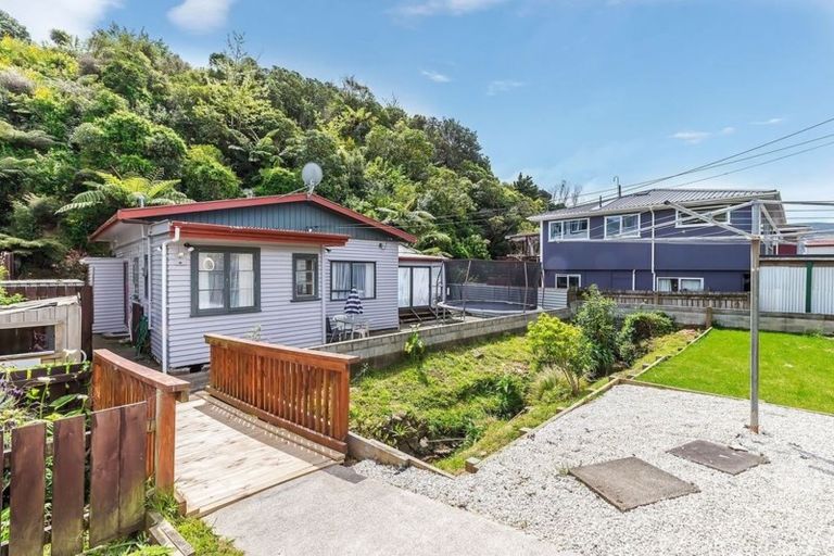 Photo of property in 42 Lincoln Avenue, Tawa, Wellington, 5028