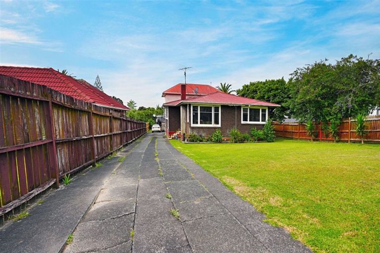 Photo of property in 13 Vodanovich Road, Te Atatu South, Auckland, 0610