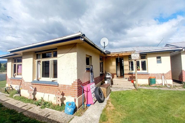Photo of property in 21 Main Road, Tuatapere, 9620