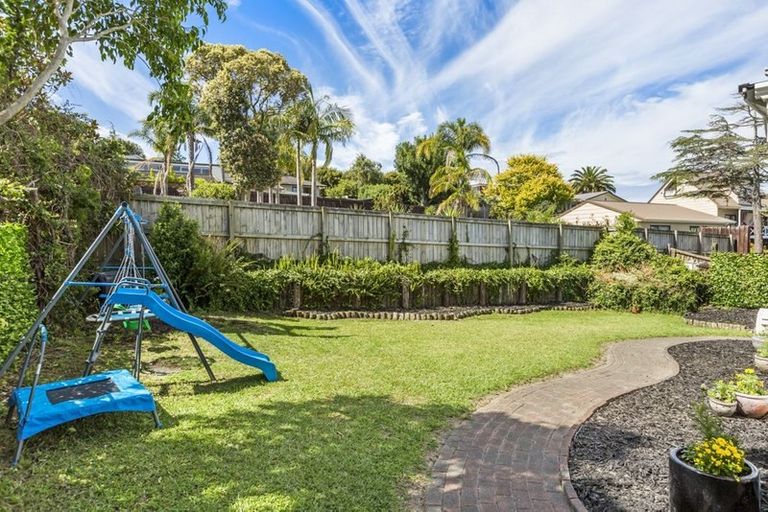 Photo of property in 5b Eagle Place, Red Beach, 0932