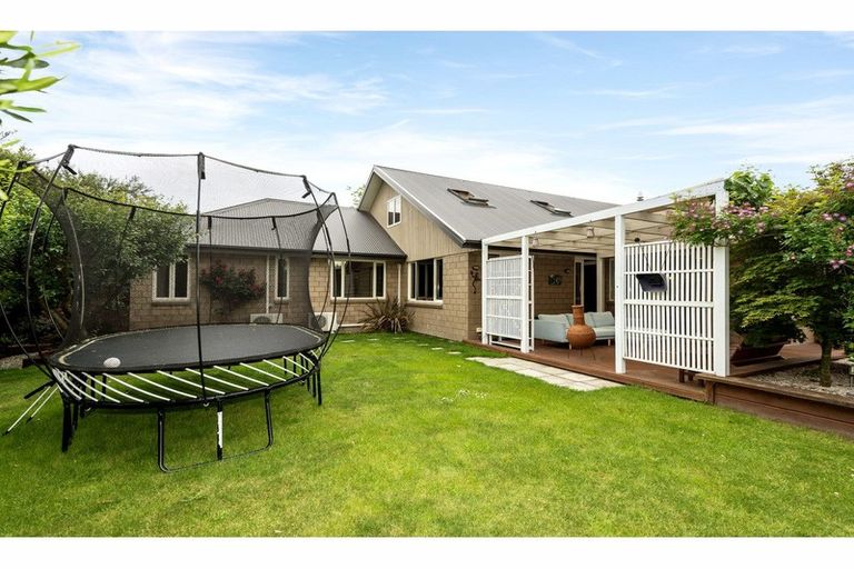 Photo of property in 16 Holiday Drive, Mairehau, Christchurch, 8052
