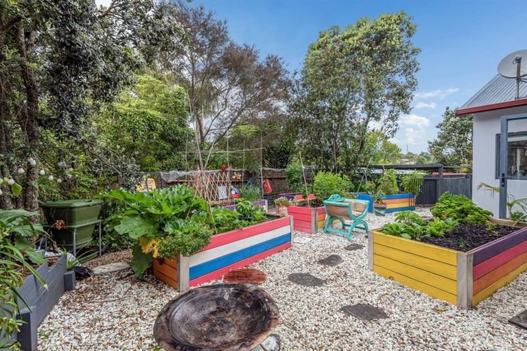 Photo of property in 6a Tallington Crescent, Torbay, Auckland, 0630