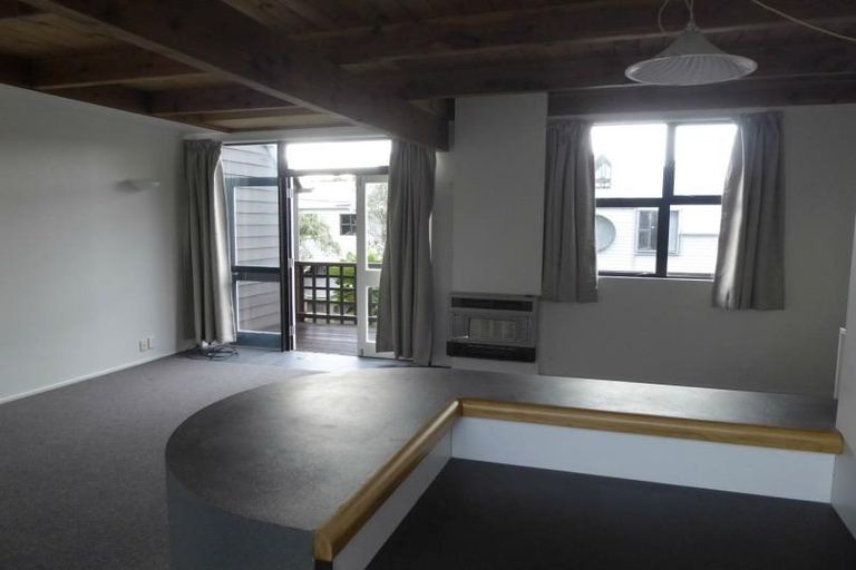 Photo of property in 2/80 Hobson Street, Thorndon, Wellington, 6011