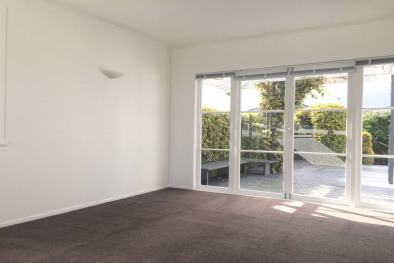 Photo of property in 12 Bridgens Avenue, Te Atatu Peninsula, Auckland, 0610