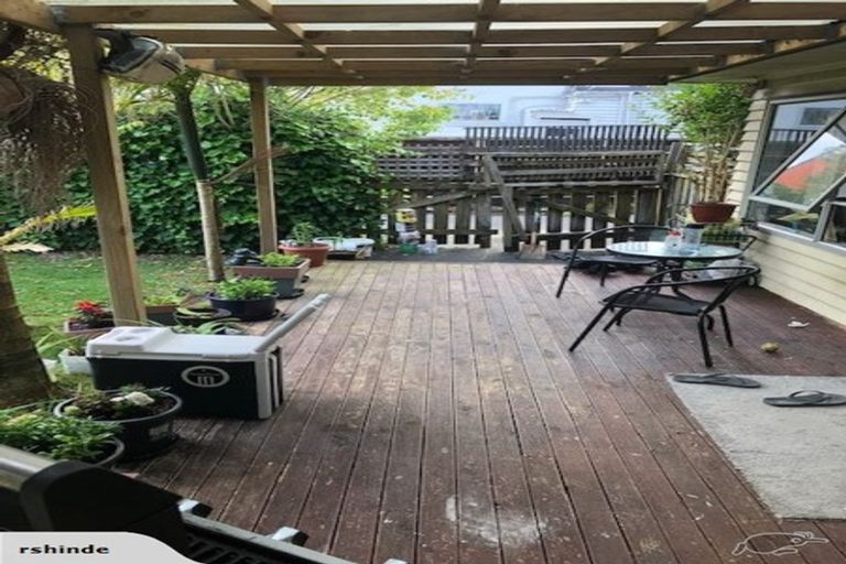 Photo of property in 1/4 Kaurilands Road, Titirangi, Auckland, 0604