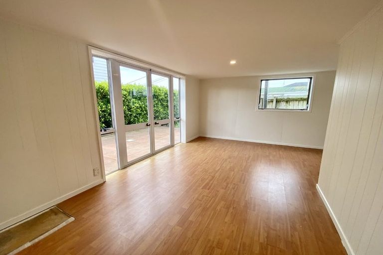 Photo of property in 85 Pupuke Road, Northcote, Auckland, 0627