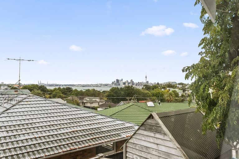 Photo of property in 2/1 Bruce Street, Northcote Point, Auckland, 0627