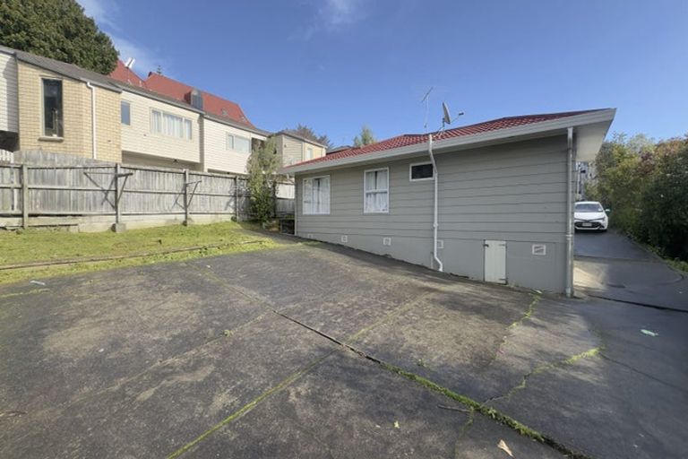 Photo of property in 2/5 Woodall Place, Totara Vale, Auckland, 0627