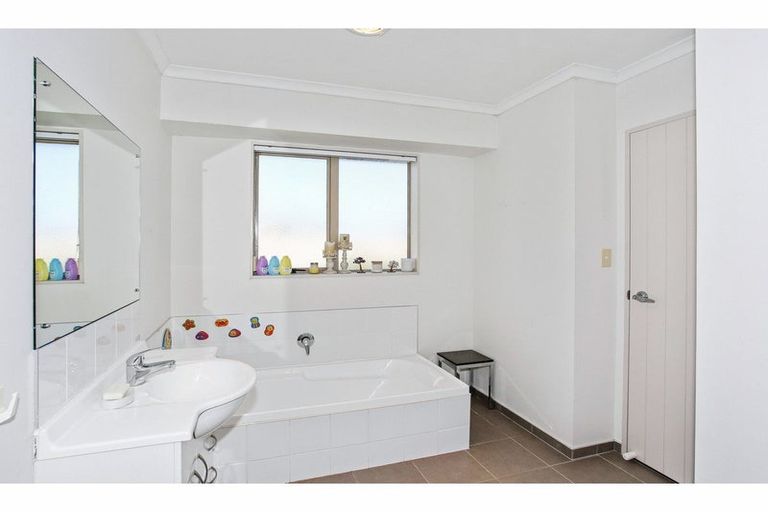 Photo of property in 24 Breaker Grove, Waiuku, 2123