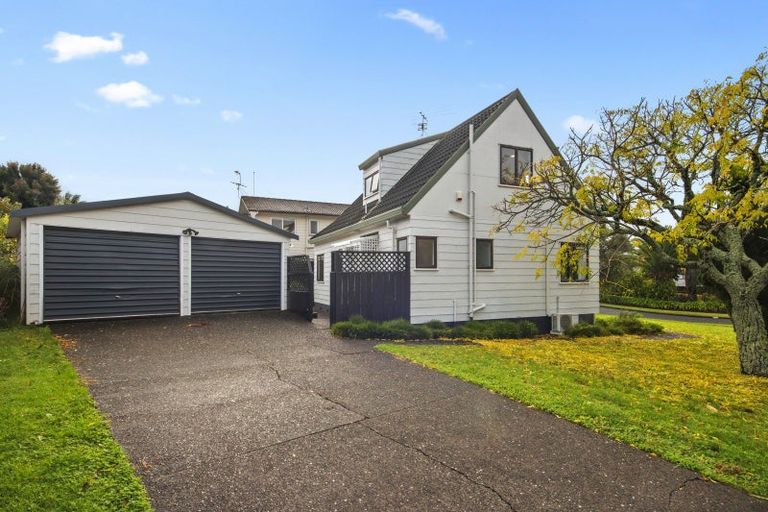 Photo of property in 2/6 Gosford Drive, Botany Downs, Auckland, 2010