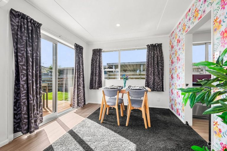 Photo of property in 28 Omaha Grove, Totara Park, Upper Hutt, 5018