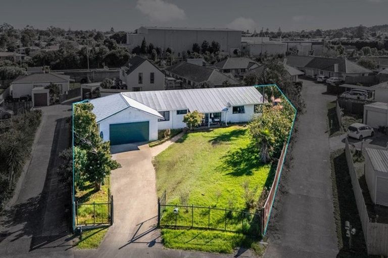 Photo of property in 17 Solveig Place, Randwick Park, Auckland, 2105