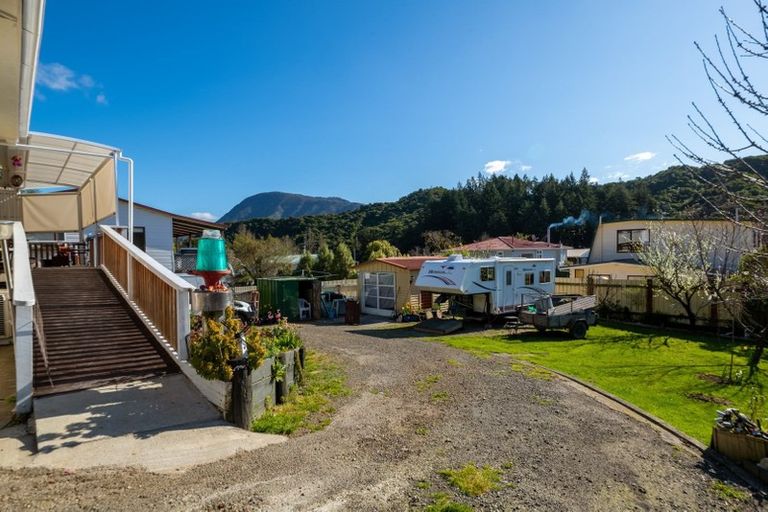 Photo of property in 131 Waikawa Road, Picton, 7220