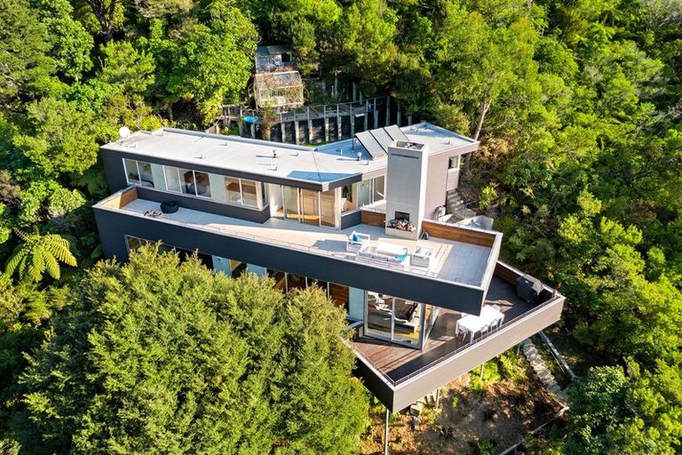 Photo of property in 6a Francis Bell Grove, Lowry Bay, Lower Hutt, 5013