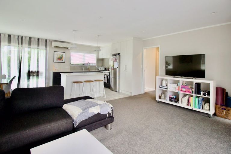 Photo of property in 2a Taipari Road, Te Atatu Peninsula, Auckland, 0610