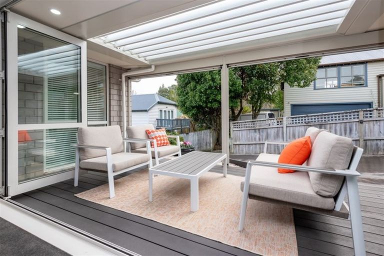 Photo of property in 98 Beach Road, Mellons Bay, Auckland, 2014