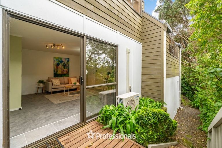 Photo of property in 6 Cassis Place, Crofton Downs, Wellington, 6035