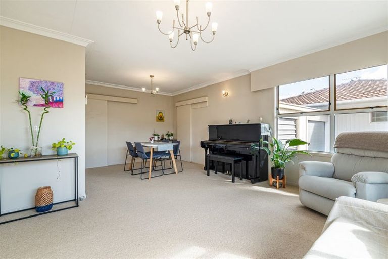 Photo of property in 2/39 Eversleigh Road, Belmont, Auckland, 0622