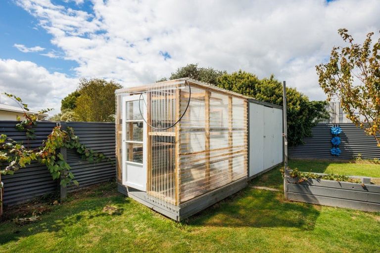 Photo of property in 16 Dunk Place, Milson, Palmerston North, 4414
