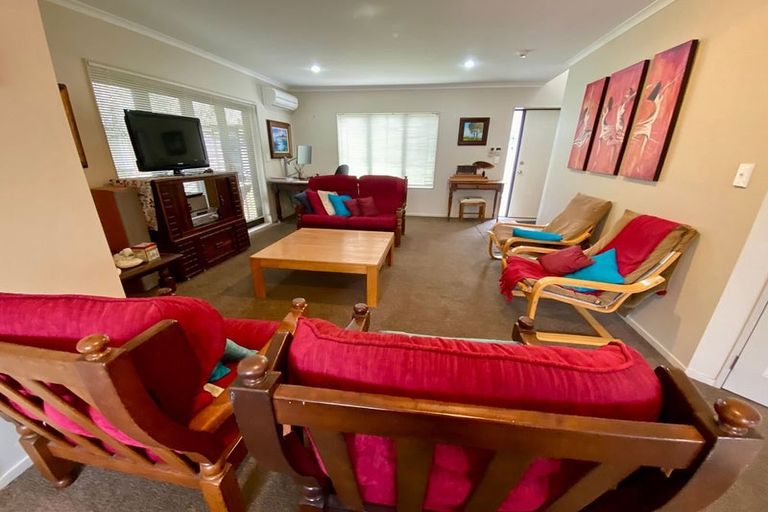 Photo of property in 3 Jomard Terrace, Northcross, Auckland, 0632