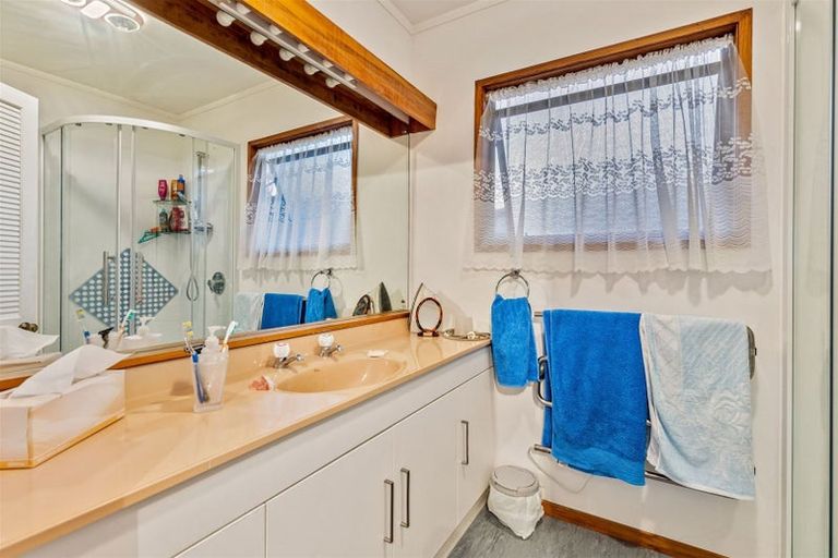 Photo of property in 1/181 Luckens Road, West Harbour, Auckland, 0618