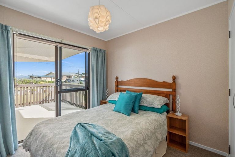 Photo of property in 11 Karoro Road, One Tree Point, 0118