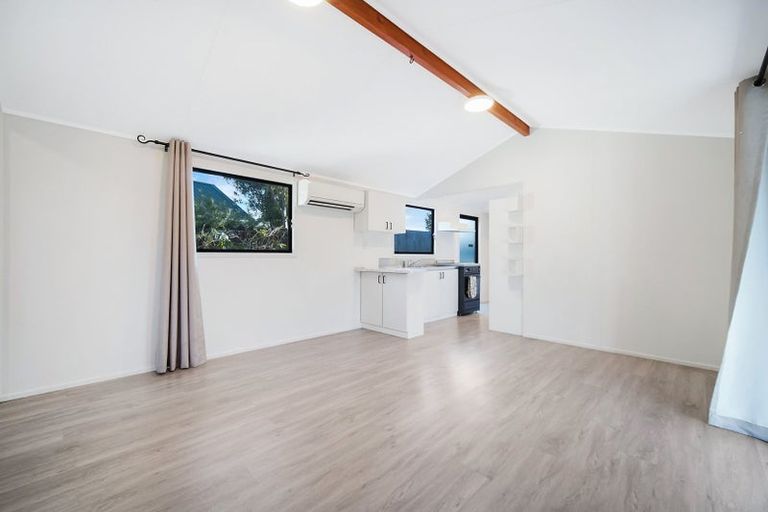 Photo of property in 5a Shamrock Lane, Te Atatu Peninsula, Auckland, 0610