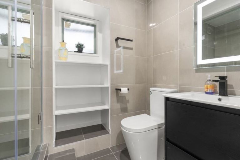 Photo of property in 70 Chelsea View Drive, Chatswood, Auckland, 0626