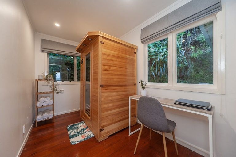 Photo of property in 49 Harbour View Road, Northland, Wellington, 6012