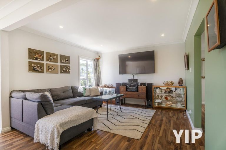 Photo of property in 7 Wakely Road, Newlands, Wellington, 6037