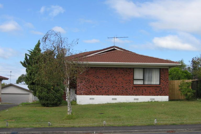 Photo of property in 18 Darlington Place, Glendene, Auckland, 0602