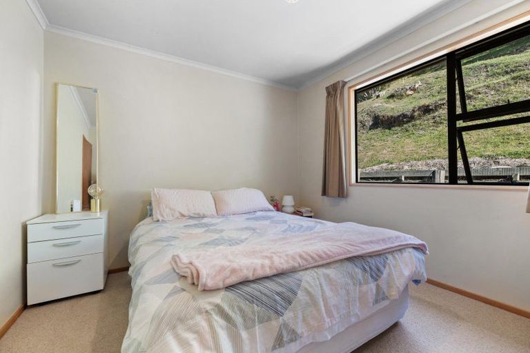 Photo of property in 48 Wynyard Crescent, Fernhill, Queenstown, 9300