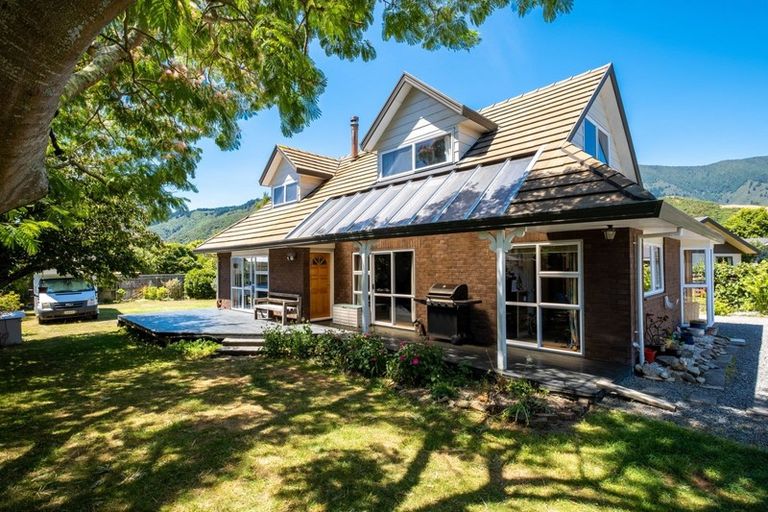 Photo of property in 10a Huia Street, Waikawa, Picton, 7220