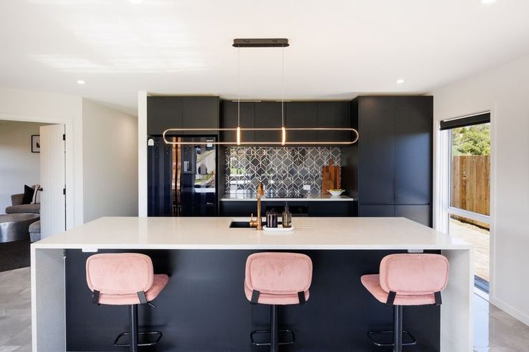 Photo of property in 37 Vaucluse Heights, Fitzherbert, Palmerston North, 4410