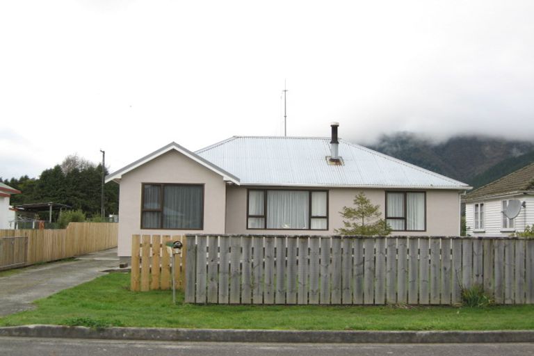 Photo of property in 3 Milton Street, Murchison, 7007