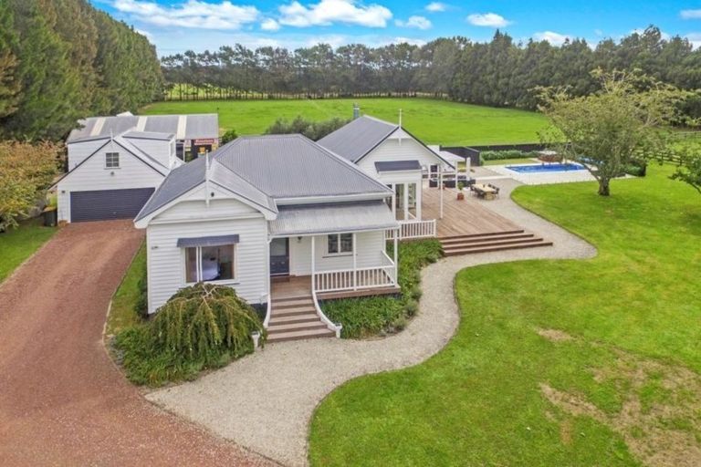 Photo of property in 62 Boord Crescent, Kumeu, 0891