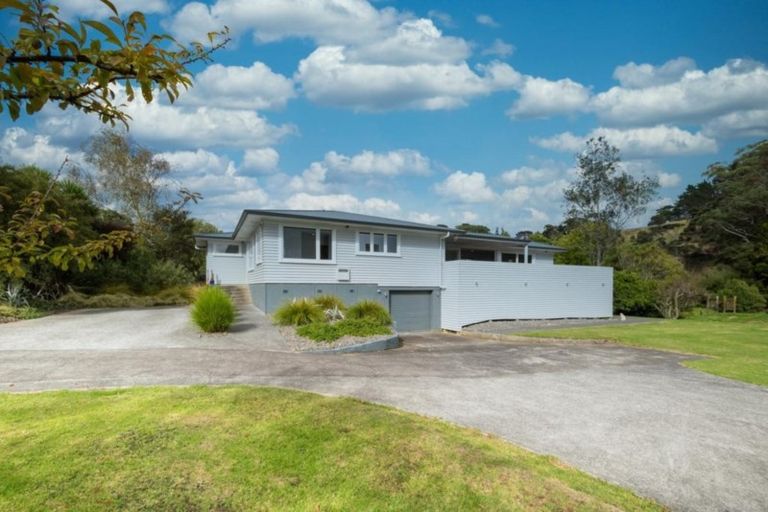 Photo of property in 142 Waitakere Road, Waitakere, Henderson, 0782