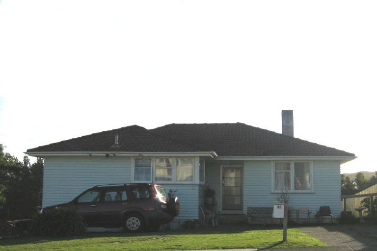 Photo of property in 35 Castor Crescent, Cannons Creek, Porirua, 5024