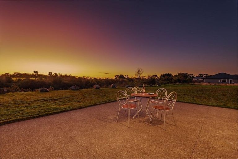 Photo of property in 49 Johnstone Drive, Fitzherbert, Palmerston North, 4410