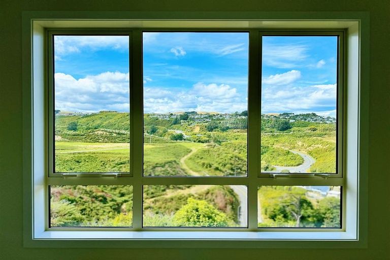 Photo of property in 7 Pine Hill Rise, Glenside, Wellington, 6037