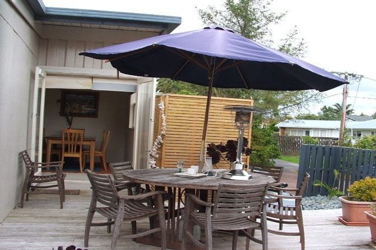 Photo of property in 2/17a Hillcrest Avenue, Hillcrest, Auckland, 0627