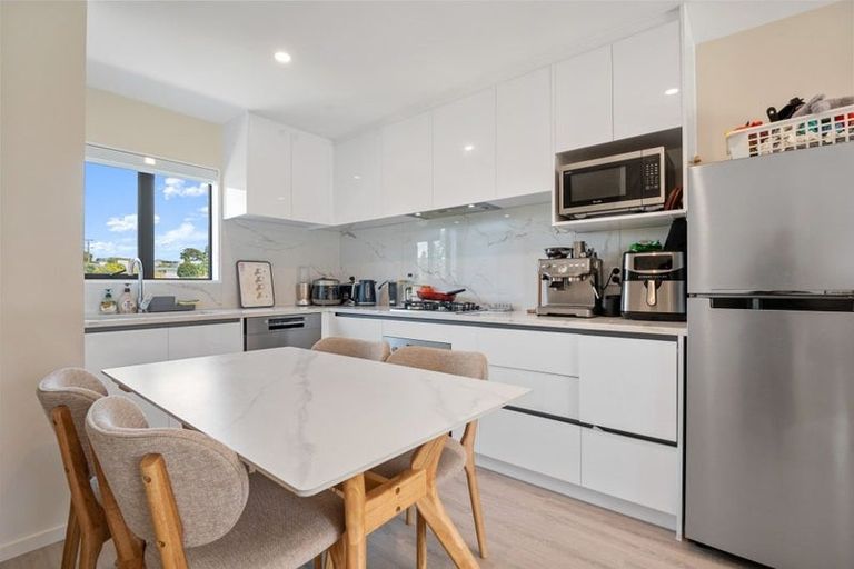 Photo of property in 111 Trias Road, Totara Vale, Auckland, 0629