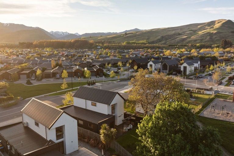 Photo of property in 37 Red Cottage Drive, Lake Hayes, Queenstown, 9304